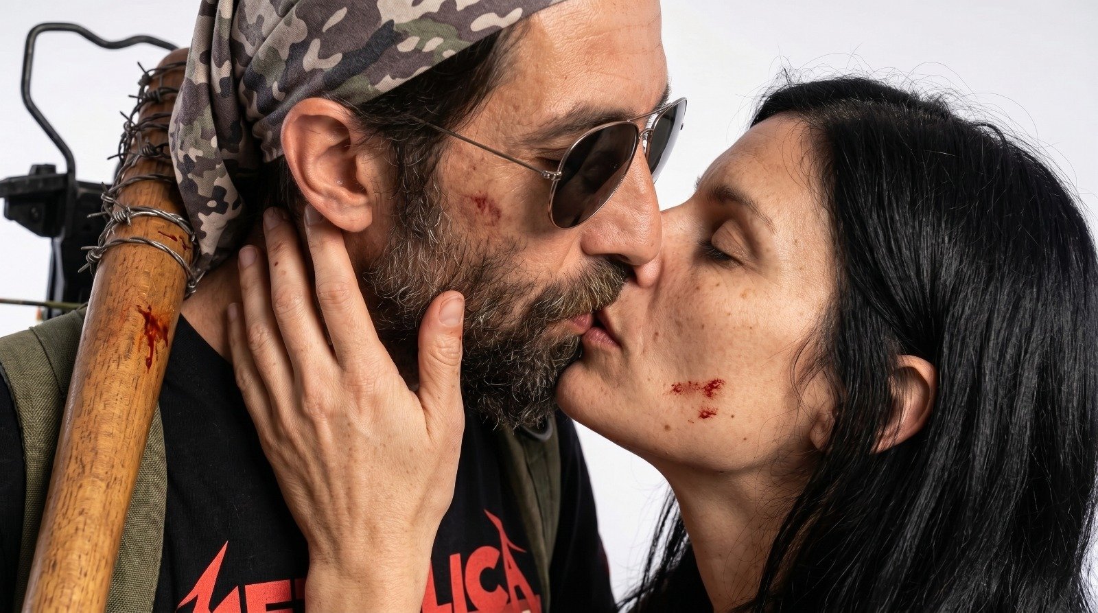 Pareja de sobrevivientes en el apocalipsis — video IA Dos Players